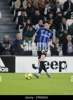 Turin, Italien. 04. April 2023. Alessandro Bastoni vom FC Internazionale während des Coppa Italia, Halbfinale der ersten Etappe, Fußballspiel zwischen dem FC Juventus und dem FC Internazionale, am 04. April 2023 im Allianz-Stadion in Turin, Italien. Foto: Nderim Kaceli Credit: Live Media Publishing Group/Alamy Live News Stockfoto