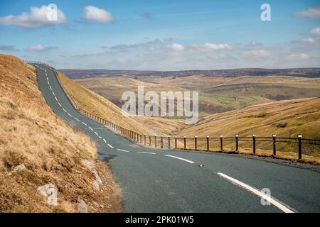 Hoch oben auf dem Buttertubs Pass bietet dieser berühmte Straßen- und Bergaufstieg einen herrlichen Blick auf Swaledale, das mit alten Steinscheunen übersät ist. Yorkshire Dales Na Stockfoto