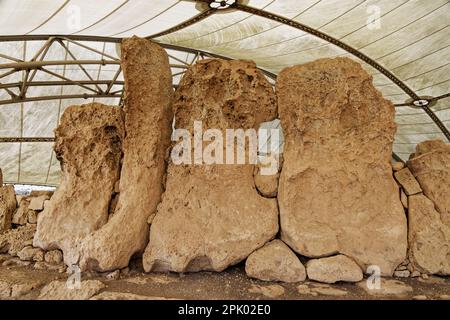 Qrendi, Malta. 25. März 2023. Der Hagar Qim Tempel (3600 und 3200 v. Chr.) befindet sich in der Nähe von Qrendi auf einem Hügel im Süden Maltas. Stockfoto