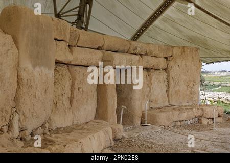 Qrendi, Malta. 25. März 2023. Der Hagar Qim Tempel (3600 und 3200 v. Chr.) befindet sich in der Nähe von Qrendi auf einem Hügel im Süden Maltas. Stockfoto
