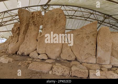 Qrendi, Malta. 25. März 2023. Der Hagar Qim Tempel (3600 und 3200 v. Chr.) befindet sich in der Nähe von Qrendi auf einem Hügel im Süden Maltas. Stockfoto