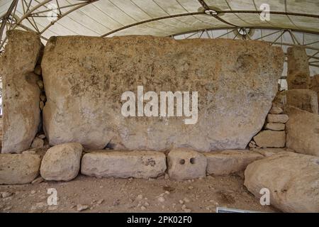 Qrendi, Malta. 25. März 2023. Der Hagar Qim Tempel (3600 und 3200 v. Chr.) befindet sich in der Nähe von Qrendi auf einem Hügel im Süden Maltas. Stockfoto