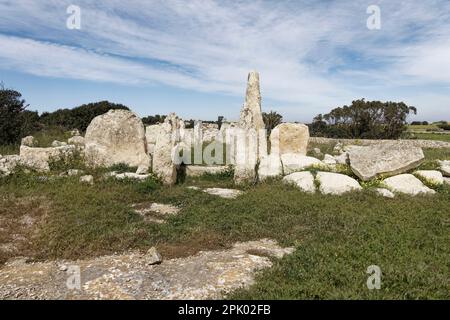 Qrendi, Malta. 25. März 2023. Der Hagar Qim Tempel (3600 und 3200 v. Chr.) befindet sich in der Nähe von Qrendi auf einem Hügel im Süden Maltas. Stockfoto