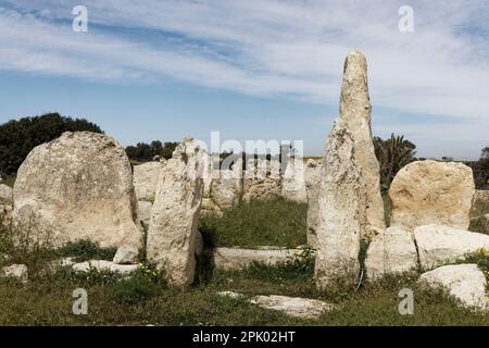Qrendi, Malta. 25. März 2023. Der Hagar Qim Tempel (3600 und 3200 v. Chr.) befindet sich in der Nähe von Qrendi auf einem Hügel im Süden Maltas. Stockfoto