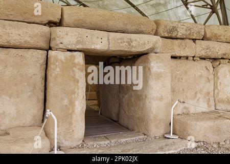 Qrendi, Malta. 25. März 2023. Der Hagar Qim Tempel (3600 und 3200 v. Chr.) befindet sich in der Nähe von Qrendi auf einem Hügel im Süden Maltas. Stockfoto