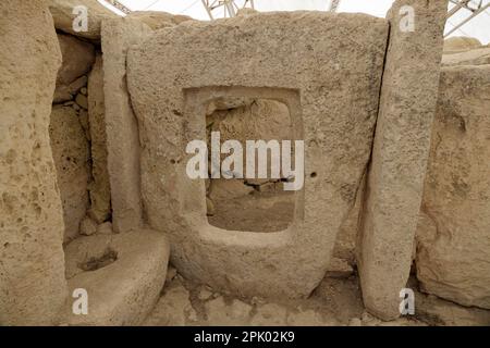 Qrendi, Malta. 25. März 2023. Der Hagar Qim Tempel (3600 und 3200 v. Chr.) befindet sich in der Nähe von Qrendi auf einem Hügel im Süden Maltas. Stockfoto