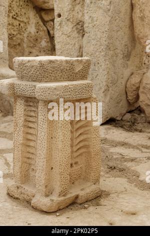 Qrendi, Malta. 25. März 2023. Der Hagar Qim Tempel (3600 und 3200 v. Chr.) befindet sich in der Nähe von Qrendi auf einem Hügel im Süden Maltas. Stockfoto