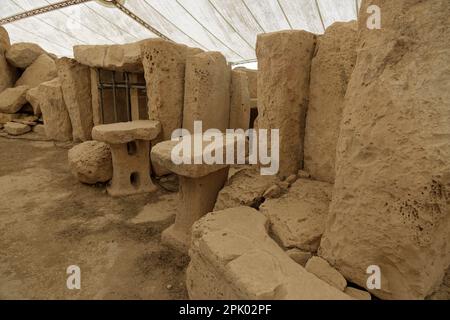 Qrendi, Malta. 25. März 2023. Der Hagar Qim Tempel (3600 und 3200 v. Chr.) befindet sich in der Nähe von Qrendi auf einem Hügel im Süden Maltas. Stockfoto