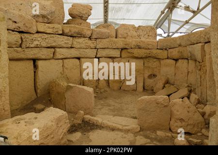 Qrendi, Malta. 25. März 2023. Der Hagar Qim Tempel (3600 und 3200 v. Chr.) befindet sich in der Nähe von Qrendi auf einem Hügel im Süden Maltas. Stockfoto