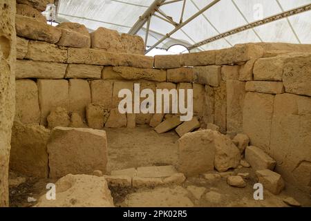 Qrendi, Malta. 25. März 2023. Der Hagar Qim Tempel (3600 und 3200 v. Chr.) befindet sich in der Nähe von Qrendi auf einem Hügel im Süden Maltas. Stockfoto