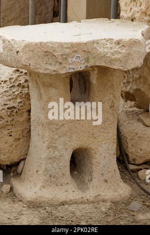 Qrendi, Malta. 25. März 2023. Der Hagar Qim Tempel (3600 und 3200 v. Chr.) befindet sich in der Nähe von Qrendi auf einem Hügel im Süden Maltas. Stockfoto