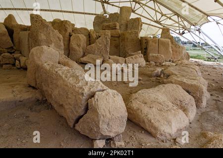 Qrendi, Malta. 25. März 2023. Der Hagar Qim Tempel (3600 und 3200 v. Chr.) befindet sich in der Nähe von Qrendi auf einem Hügel im Süden Maltas. Stockfoto