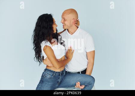 Schönes Wochenende. Fröhliches Paar ist drinnen zusammen Stockfoto