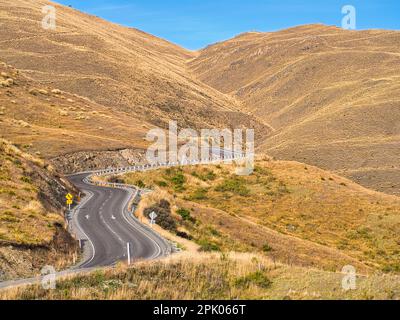 Die Straße auf dem Crown Range Stockfoto