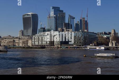 London, Großbritannien. 4. April 2023. Allgemeiner Blick auf die City of London, das Finanzviertel der Hauptstadt, an einem sonnigen, klaren Tag. (Kreditbild: © Vuk Valcic/SOPA Images via ZUMA Press Wire) NUR REDAKTIONELLE VERWENDUNG! Nicht für den kommerziellen GEBRAUCH! Stockfoto