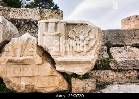 Antike geformte Marmorruinen an der archäologischen Stätte Eleusis in Attika. Griechenland. Stockfoto