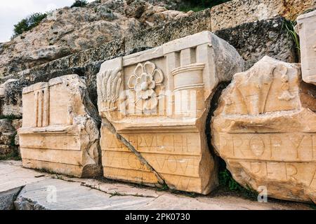 Antike geformte Marmorruinen an der archäologischen Stätte Eleusis in Attika. Griechenland. Stockfoto