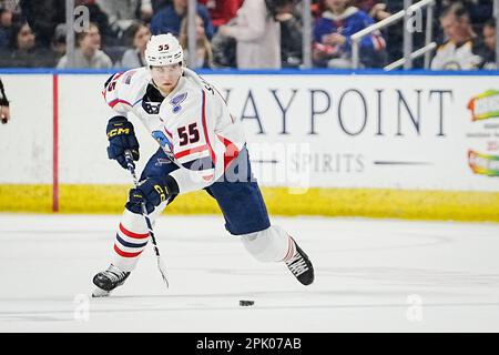 Bridgeport, Connecticut, USA. 4. April 2023. Springfield Thunderbirds Dmitri Samorukov (55) bewegt den Puck während eines Spiels der American Hockey League gegen die Bridgeport Islanders in der Total Mortgage Arena in Bridgeport, Connecticut. Rusty Jones/Cal Sport Media/Alamy Live News Stockfoto