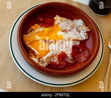 Spanische Tapas mit Chorizo-Wurst und Tomatenpasta-Nahaufnahme Stockfoto