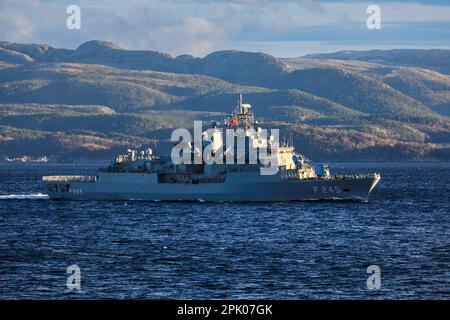 TCG Orucreis (F-245), eine türkische Fregatte der Barbaros-Klasse in norwegischen Gewässern während NATO-Übungen Stockfoto