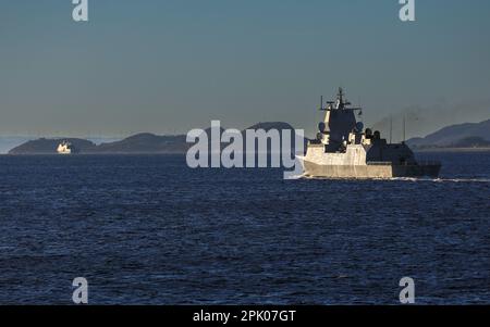 Die unglückliche KNM Helge Ingstad von der Royal Norwegian Navy kurz bevor sie sich in einer Kollision befand, die zu ihrem Verlust führte Stockfoto