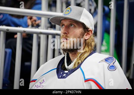 Bridgeport, Connecticut, USA. 4. April 2023. Garret Sparks, Torwart der Springfield Thunderbirds, schaut bei einem Spiel der American Hockey League gegen die Bridgeport Islanders in der Total Mortgage Arena in Bridgeport, Connecticut, vorbei. Rusty Jones/Cal Sport Media/Alamy Live News Stockfoto