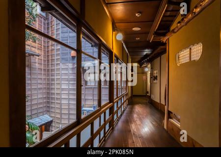 Innenausstattung des alten Holzhotels „Tokaikan“, Lokales Geschichtsmuseum, Ito Stadt, Shizuoka, Japan, Ostasien, Asien Stockfoto