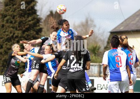 Bamber Bridge, Großbritannien. 02. April 2023. Bamber Bridge, England, 2. 2023. April; Jade Richards (6 Blackburn) gewinnt einen Header während des FA Womens Championship Spiels zwischen Blackburn Rovers und Durham im Sir Tom Finney Stadium in Bamber Bridge, England. (Sean Chandler/SPP) Guthaben: SPP Sport Press Photo. Alamy Live News Stockfoto