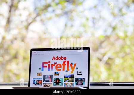 ITALIEN – 4. April 2023: Adobe Firefly-Website wird auf dem Mac-Laptop-Bildschirm angezeigt. Adobe hat die Beta-Version des AI Art Generator-Tools angekündigt. Stockfoto