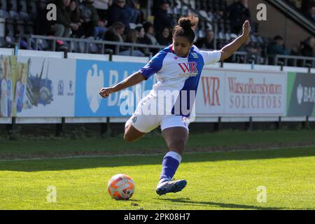 Bamber Bridge, Großbritannien. 02. April 2023. Bamber Bridge, England, April 2. 2023; Saffron Jordan (9 Blackburn) fährt während des FA Womens Championship Spiels zwischen Blackburn Rovers und Durham im Sir Tom Finney Stadium in Bamber Bridge, England, eine Kreuzung. (Sean Chandler/SPP) Guthaben: SPP Sport Press Photo. Alamy Live News Stockfoto