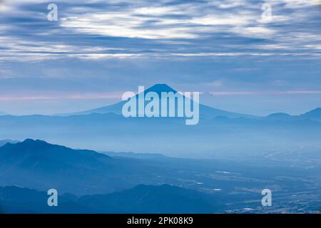 Blick auf den Berg Fuji von der Spitze des Mt. Akadake(höchste in der Yatsugatake-Gebirgskette, 2899m), Nagano, Japan, Ostasien, Asien Stockfoto