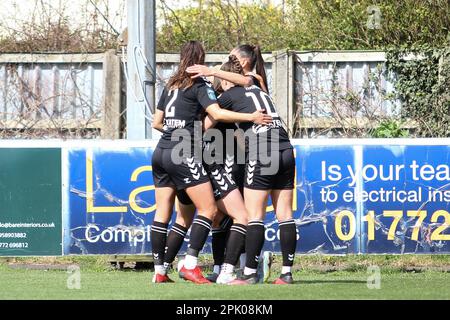 Bamber Bridge, Großbritannien. 02. April 2023. Bamber Bridge, England, April 2. 2023; Durham feiert das Tor von Mollie Lamberts (4 Durham) während des FA Womens Championship Spiels zwischen Blackburn Rovers und Durham im Sir Tom Finney Stadium in Bamber Bridge, England. (Sean Chandler/SPP) Guthaben: SPP Sport Press Photo. Alamy Live News Stockfoto