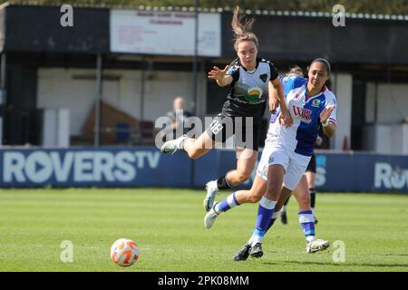 Bamber Bridge, Großbritannien. 02. April 2023. Bamber Bridge, England, April 2. 2023; Grace Ayre (18 Durham) in der Luft während des FA Womens Championship Spiels zwischen Blackburn Rovers und Durham im Sir Tom Finney Stadium in Bamber Bridge, England. (Sean Chandler/SPP) Guthaben: SPP Sport Press Photo. Alamy Live News Stockfoto