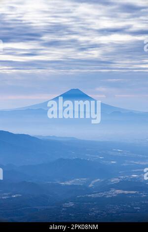 Blick auf den Berg Fuji von der Spitze des Mt. Akadake(höchste in der Yatsugatake-Gebirgskette, 2899m), Nagano, Japan, Ostasien, Asien Stockfoto
