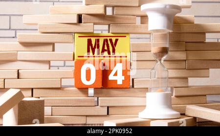 Blumentopf und Kalender für die warme Jahreszeit vom 04. Mai. Frühling. Stockfoto