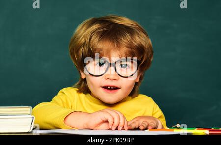 Hausunterricht. Schüler, die ihren Eltern einen Test mit guter Note zeigen. Lernkonzept. Klassenzimmer. Bildung zuerst. Stockfoto