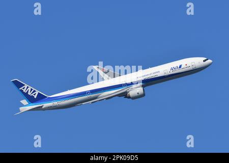 Tokio, Japan - 19. März 2023: Alle Nippon Airways (ANA) Boeing B777-300 (JA751A) Passagierflugzeuge. Stockfoto