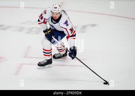 Bridgeport, Connecticut, USA. 4. April 2023. Springfield Thunderbirds Matthew Highmore (36) bewegt den Puck bei einem American Hockey League-Spiel gegen die Bridgeport Islanders in der Total Mortgage Arena in Bridgeport, Connecticut. Rusty Jones/Cal Sport Media/Alamy Live News Stockfoto