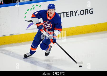 Bridgeport, Connecticut, USA. 4. April 2023. Bridgeport Islanders Dennis Cholowski (4) spielt bei einem Spiel der American Hockey League gegen die Springfield Thunderbirds in der Total Mortgage Arena in Bridgeport, Connecticut, den Puck. Rusty Jones/Cal Sport Media/Alamy Live News Stockfoto