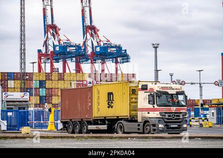 Ein- und Ausgang für Containerfahrzeuge, zum MSC Containerterminal im Seehafen Bremerhaven, Eurogate Container Terminal mit fast 50 Contai Stockfoto