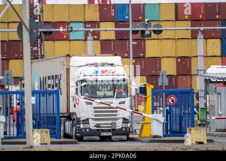 Ein- und Ausgang für Containerfahrzeuge, zum MSC Containerterminal im Seehafen Bremerhaven, Eurogate Container Terminal mit fast 50 Contai Stockfoto