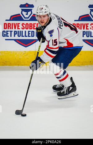 Bridgeport, Connecticut, USA. 4. April 2023. Springfield Thunderbirds Scott Perunovich (15) übernimmt den Puck bei einem American Hockey League-Spiel gegen die Bridgeport Islanders in der Total Mortgage Arena in Bridgeport, Connecticut. Rusty Jones/Cal Sport Media/Alamy Live News Stockfoto
