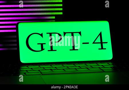 ChatGPT GPT-4-Logo auf dem Bildschirm des Smartphones. Konzept für KI-Tool. Stafford, Großbritannien, 4. April 2023 Stockfoto