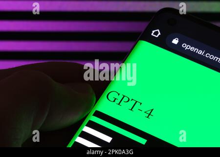 ChatGPT GPT-4-Logo auf dem Bildschirm des Smartphones. Konzept für KI-Tool. Stafford, Großbritannien, 4. April 2023 Stockfoto