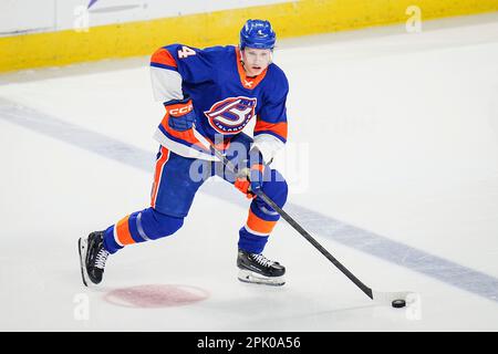 Bridgeport, Connecticut, USA. 4. April 2023. Bridgeport Islanders Dennis Cholowski (4) spielt bei einem Spiel der American Hockey League gegen die Springfield Thunderbirds in der Total Mortgage Arena in Bridgeport, Connecticut, den Puck. Rusty Jones/Cal Sport Media/Alamy Live News Stockfoto