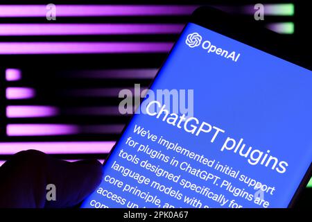 Die Seite mit den ChatGPT-Plugins wird auf der OpenAI-Website auf dem Bildschirm des Smartphones angezeigt. Konzept für ein beliebtes KI-Tool. Stafford, Großbritannien, 4. April 2023 Stockfoto