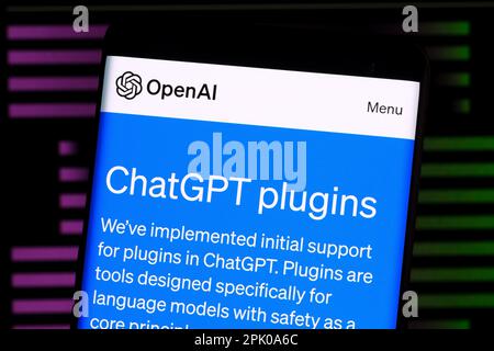 Die Seite mit den ChatGPT-Plugins wird auf der OpenAI-Website auf dem Bildschirm des Smartphones angezeigt. Konzept für ein beliebtes KI-Tool. Stafford, Großbritannien, 4. April 2023 Stockfoto
