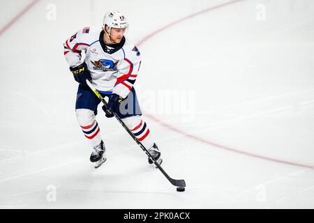 Bridgeport, Connecticut, USA. 4. April 2023. Springfield Thunderbirds Scott Perunovich (15) übernimmt den Puck bei einem American Hockey League-Spiel gegen die Bridgeport Islanders in der Total Mortgage Arena in Bridgeport, Connecticut. Rusty Jones/Cal Sport Media/Alamy Live News Stockfoto