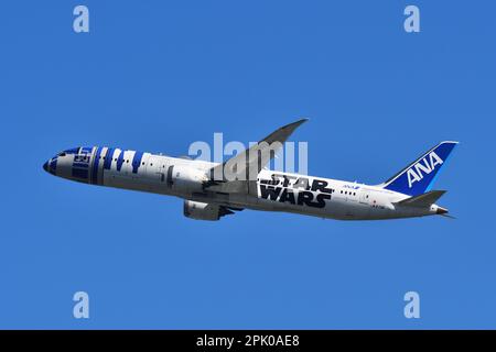 Tokio, Japan - 19. März 2023: Alle Nippon Airways (ANA) Boeing B787-9 Dreamliner (JA873A) Passagierflugzeuge. Star Wars R2-D2. Stockfoto