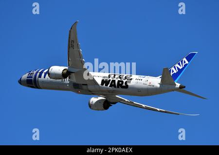 Tokio, Japan - 19. März 2023: Alle Nippon Airways (ANA) Boeing B787-9 Dreamliner (JA873A) Passagierflugzeuge. Star Wars R2-D2. Stockfoto